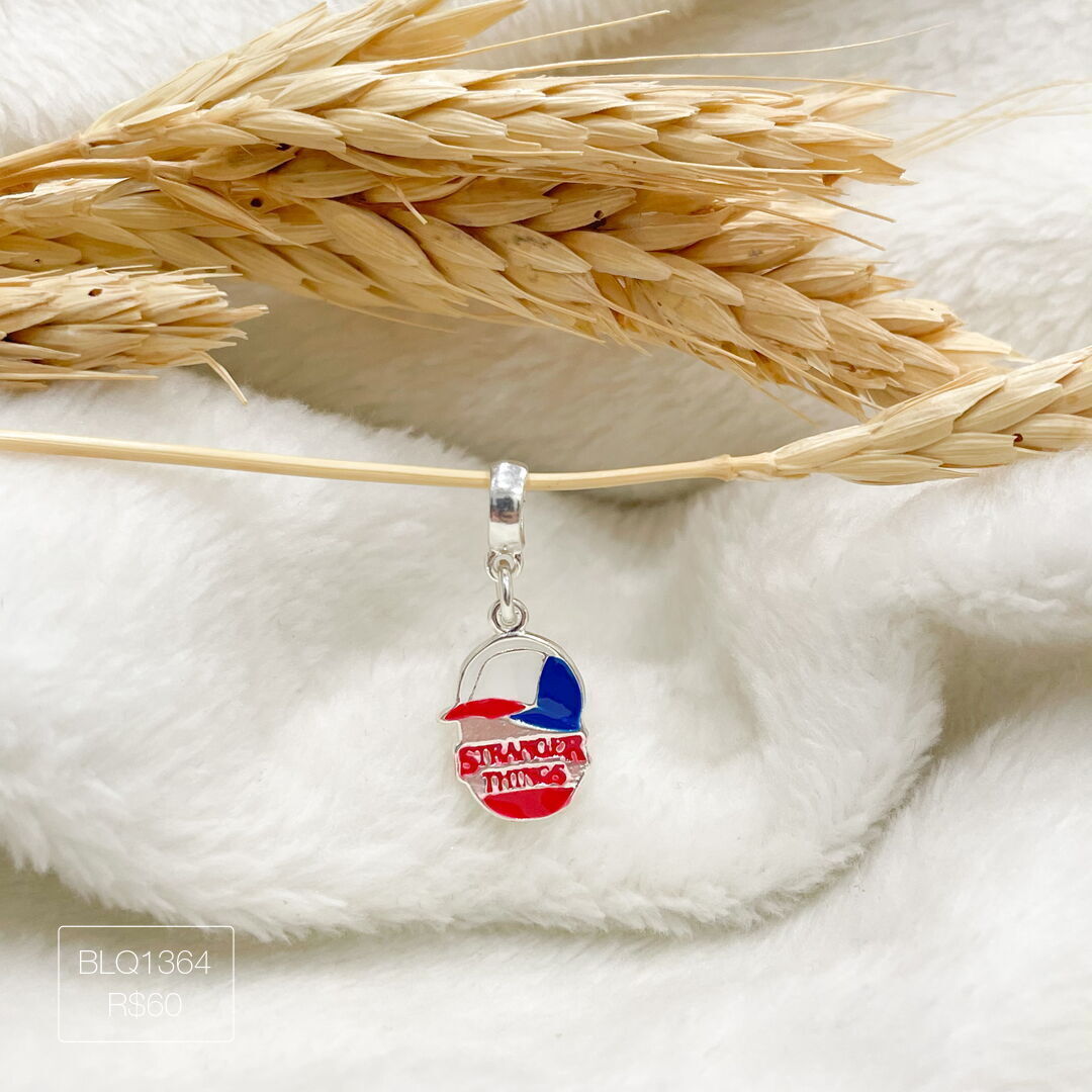 Berloque Stranger Things Pendurado Esmaltado Prateado